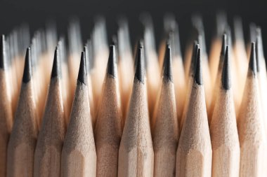 Gri arkaplan ve makro görünümde birçok grafit kalem