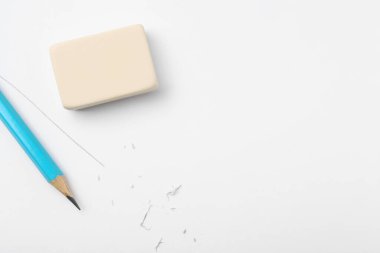 Kalem, silgi, beyaz kağıt üzerinde çizgi ve kırıntılar, düz. Metin için boşluk