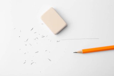 Kağıt tabaka üzerindeki grafit kalem ve silgi, üst görünüm