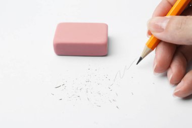 Grafit kalemle kağıda çizen kadın, yakın plan.