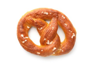 Lezzetli tuzlu kraker, beyaz üzerine izole edilmiş, üst manzara.