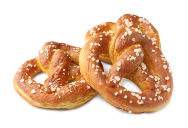 Lezzetli tuzlu krakerler beyaz üzerine izole edilmiş.