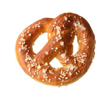 Lezzetli kraker, beyaz üzerine tuz dökülmüş.