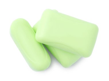 Üç sabun kalıbı beyaza izole edilmiş, üst manzara. Kişisel temizlik.