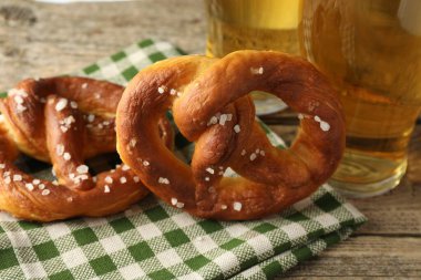 Lezzetli krakerler ve biralar ahşap masada, yakın plan.