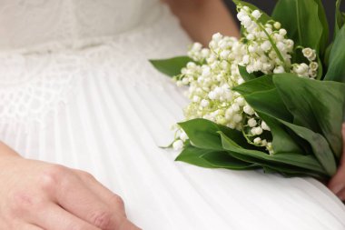 İçinde güzel vadi zambakları olan gelin, yakın plan.