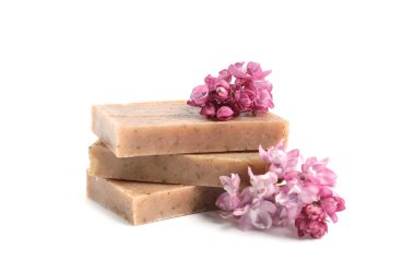 Sabun çubukları ve leylak çiçekleri izole edilmiş beyaz