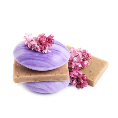 Sabun çubukları ve leylak çiçekleri izole edilmiş beyaz