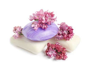 Sabun çubukları ve leylak çiçekleri izole edilmiş beyaz