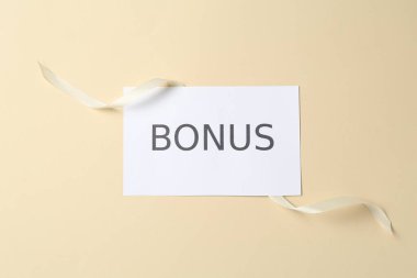 Kelime bonusu ve bej arkaplan kurdeleli kart, üst görünüm