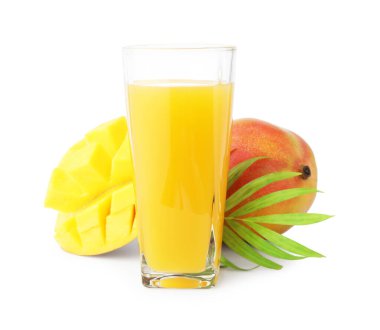 Bardaktaki lezzetli mango suyu ve beyaz üzerine izole edilmiş taze meyveler.