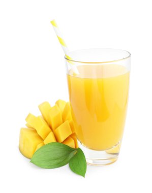 Bardakta lezzetli mango suyu ve beyaz üzerine izole edilmiş taze meyve.