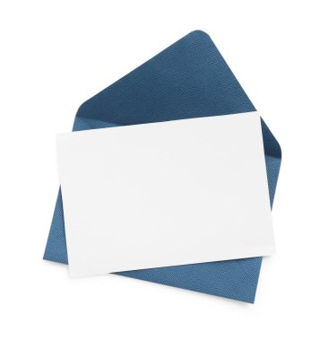 Boş davetiye kartı ve zarf beyaza izole edilmiş, üst manzara. Tasarım için boşluk