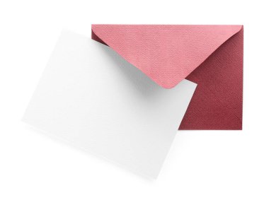 Boş davetiye kartı ve zarf beyaza izole edilmiş, üst manzara. Tasarım için boşluk