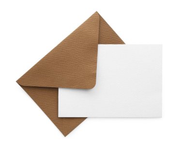 Boş davetiye kartı ve zarf beyaza izole edilmiş, üst manzara. Tasarım için boşluk