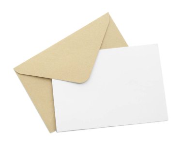 Boş davetiye kartı ve zarf beyaza izole edilmiş, üst manzara. Tasarım için boşluk