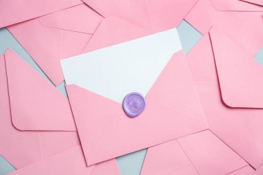 Boş davetiye kartı ve gri arka planda zarflar. Tasarım için boşluk