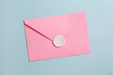 Gri arkaplanda balmumu mühürü olan güzel bir davetiye zarfı, üst görünüm