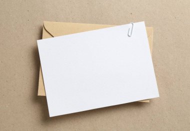 Karton üzerinde boş davetiye ve zarf, üst manzara. Tasarım için boşluk