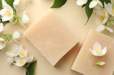 Bej arka planda sabun ve yasemin çiçekleri, düz yatış