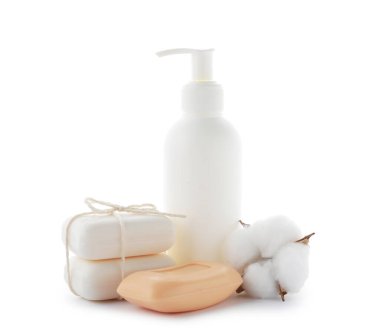 Sabun çubukları, bir şişe cilt ürünü ve beyaz üzerine izole edilmiş pamuk çiçeği.