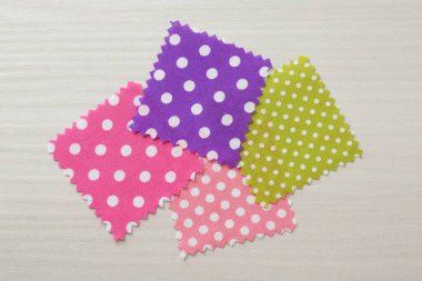 Beyaz ahşap masa üzerinde farklı kumaş örnekleri, düz yatıyordu.