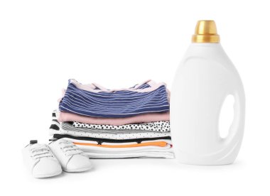 Beyaz üzerine izole edilmiş kumaş yumuşatıcı, ayakkabı ve bebek giysisi şişesi.