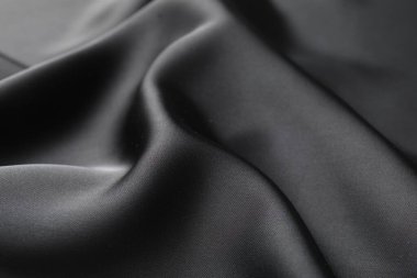 Arkaplan olarak buruşmuş siyah ipek kumaş, yakın plan