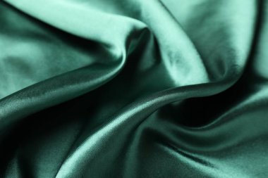 Arkaplan olarak buruşmuş yeşil ipek kumaş, yakın plan