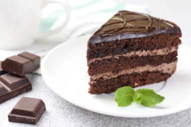 Gri masadaki naneli çikolatalı kek, yakın plan.