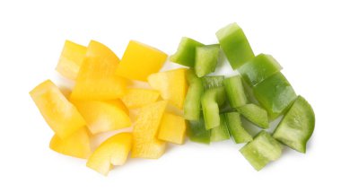 Taze renkli dolmalık biberler beyaza izole edilmiş.