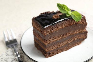 Nane ve çatalla servis edilen çikolatalı pasta, yakın plan.