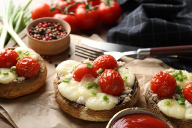 Masada servis edilen lezzetli mantarlar, yakın plan.