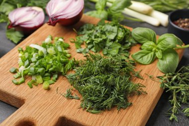 Siyah masada farklı otlar ve baharatlar, yakın plan.