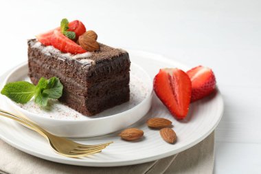 Çilekli, bademli ve nane aromalı lezzetli çikolatalı pasta.