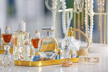 İçerideki masada farklı parfüm ve aksesuarlar var.