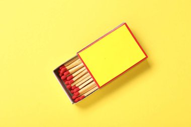 Sarı arka planda kutuda kibrit var, en üstte. Tasarım için model