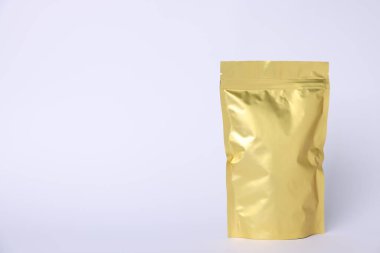 Açık gri arka planda fermuarlı bir stand-up kesesi. Tasarım için model