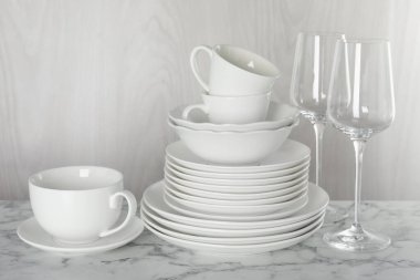 İçerideki beyaz mermer masada farklı temiz bulaşık takımı.