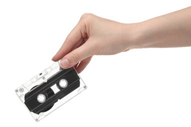Beyaz arkaplanda ses kaseti olan kadın, yakın plan.