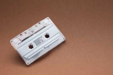 Kahverengi arka planda manyetik bantlı bir ses kaseti. Metin için boşluk