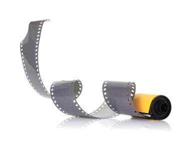 Beyaz üzerine izole edilmiş fotoğraf filmi rulosu