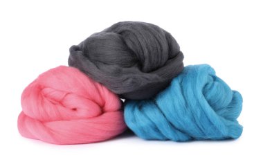 Beyazda izole edilmiş farklı renkte yün