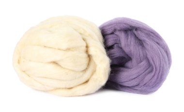Beyazda izole edilmiş farklı renkte yün