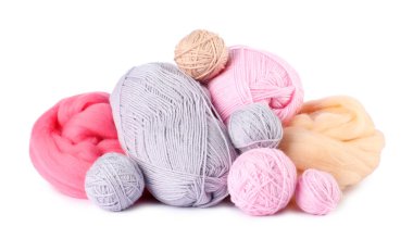 Yün ve örgü iplikleri beyazın üzerinde yalıtılmış