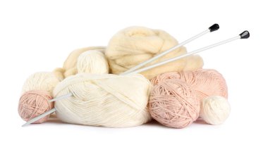 Yün ve örgü ipliklerini beyaza saplanmış iğnelerle hissetmek