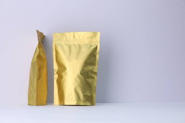 Beyaz arka planda fermuarlı stand-up kesesi. Tasarım için model