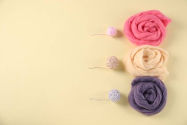 Bej arka planda yün ve örgü ipliği, düz yatış. Metin için boşluk