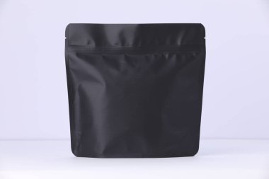 Beyaz arka planda fermuarlı stand-up kesesi. Tasarım için model