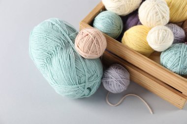 Hafif arkaplanda renkli örgü ipliği, yakın plan